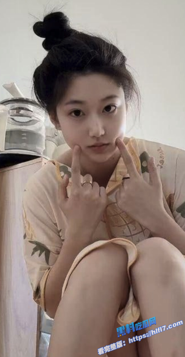 抖音微胖高颜值网红 小佳甜心 火辣自拍 秀美脚长腿 诱惑红唇 撩人身材一秒吸睛！2