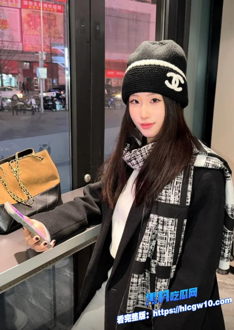 真实家庭乱伦漂亮女友姐姐乳房长腿全露各种淫荡眼神勾引卧室口交传教士被弟弟操到喷水3