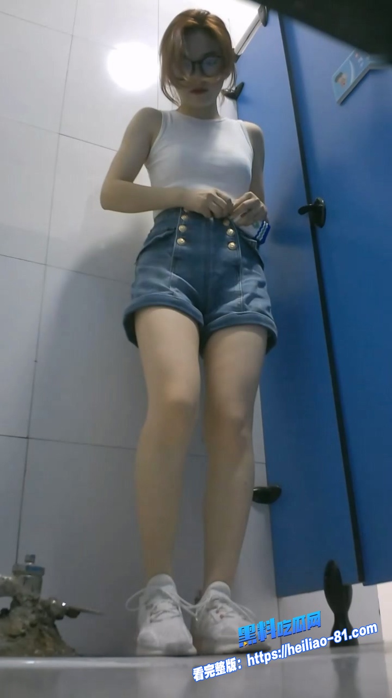 女厕偷拍系列 美女尿尿嫩穴屁眼多角度全露 嫩穴尿尿清晰可见 忍不住一直循环看图7
