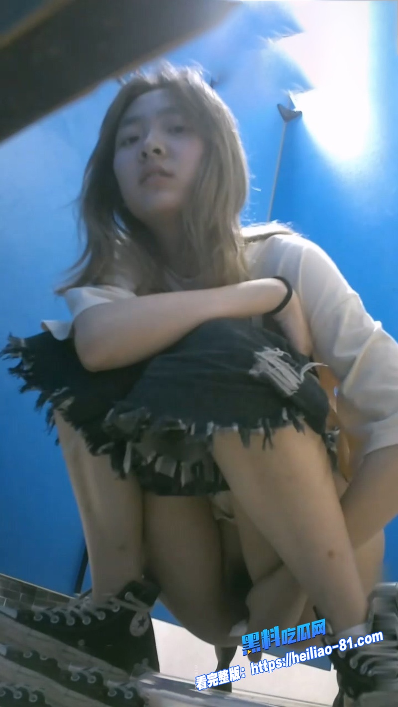 女厕偷拍系列 美女尿尿嫩穴屁眼多角度全露 嫩穴尿尿清晰可见 忍不住一直循环看图6