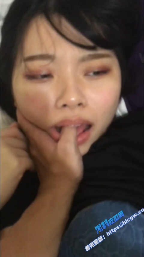 学生妹私密流出 帮男友吃屌，女上激情做爱，看的很是水嫩，小穴看的就很紧的样子，真的是诱惑十足！9