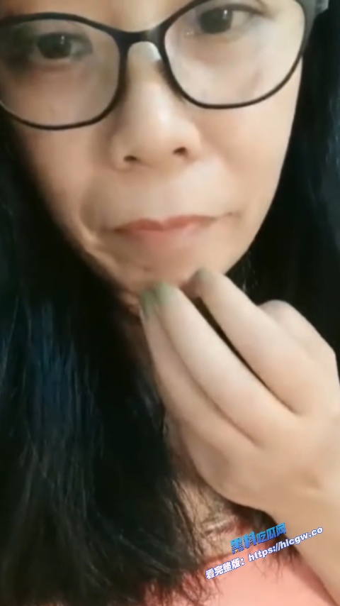 真实母子乱伦！眼镜阿姨在家和19岁的儿子乱伦啪啪 骚货淫语不断 ！1