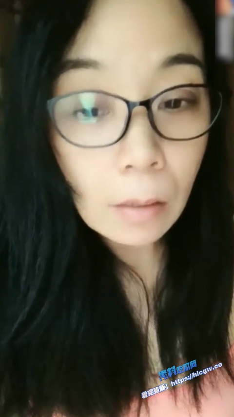 真实母子乱伦！眼镜阿姨在家和19岁的儿子乱伦啪啪 骚货淫语不断 ！2