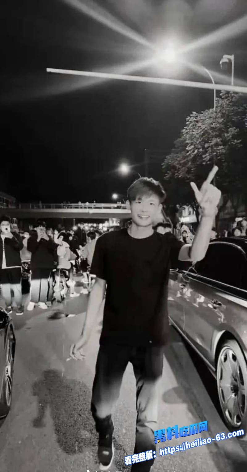 快手网红副官济南街头硬刚视频流出副官喝酒被精神小伙故意挑衅搭讪拍视频直接砸瓶掀桌火气爆棚13