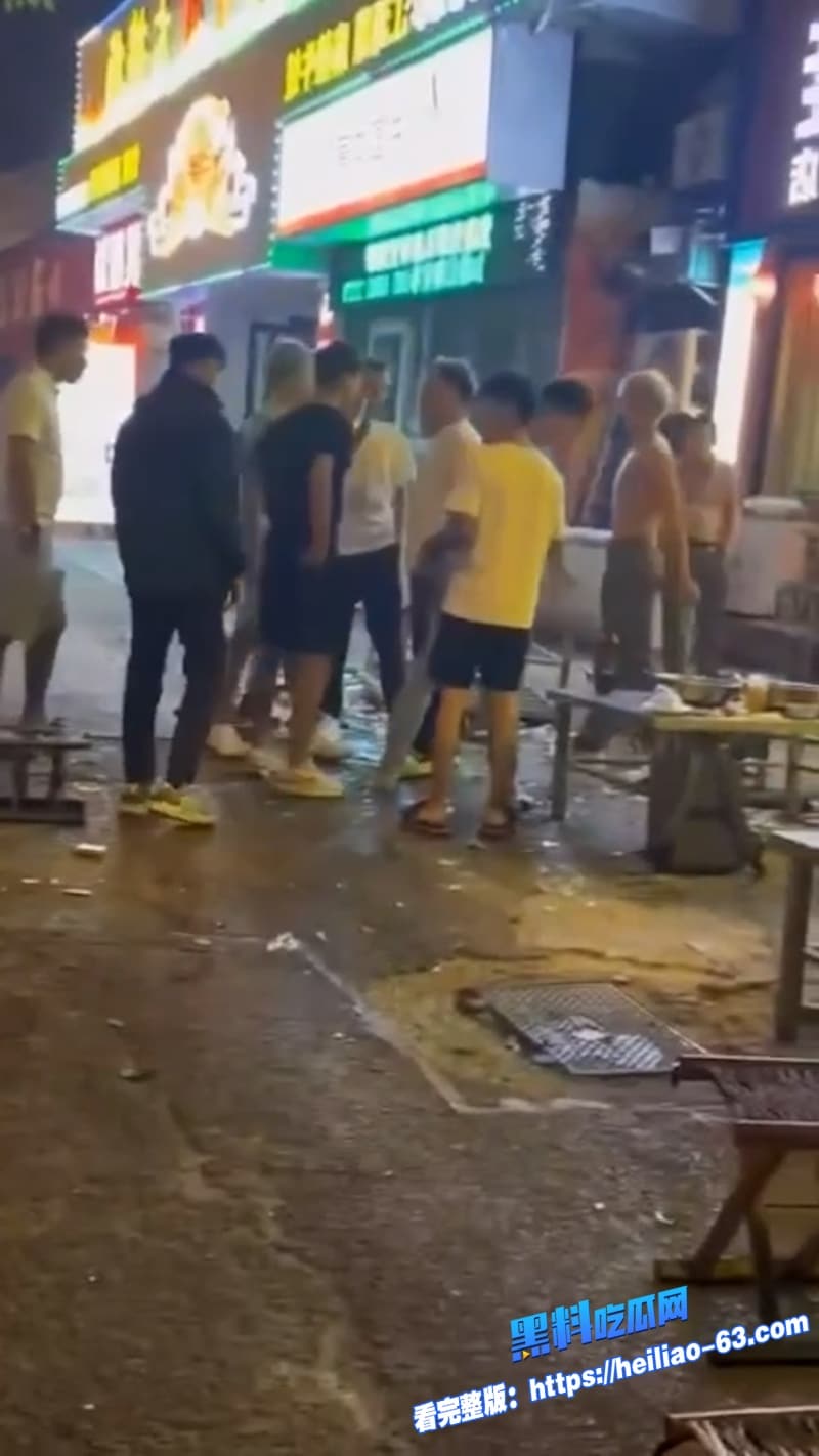 快手网红副官济南街头硬刚视频流出副官喝酒被精神小伙故意挑衅搭讪拍视频直接砸瓶掀桌火气爆棚8