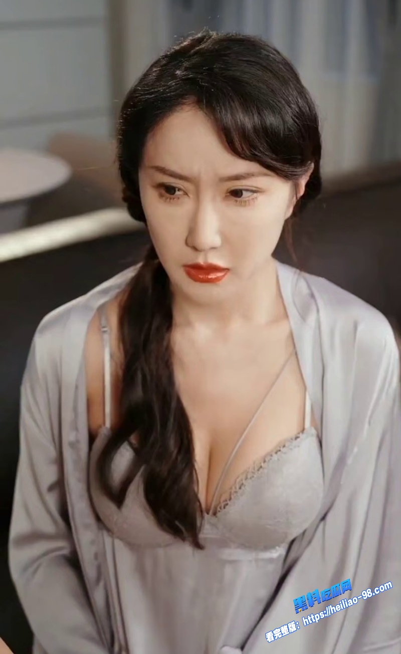 真实母子乱伦 丰满骚妈穿丝袜勾引儿子狠操高潮尿失禁刺激感拉满7