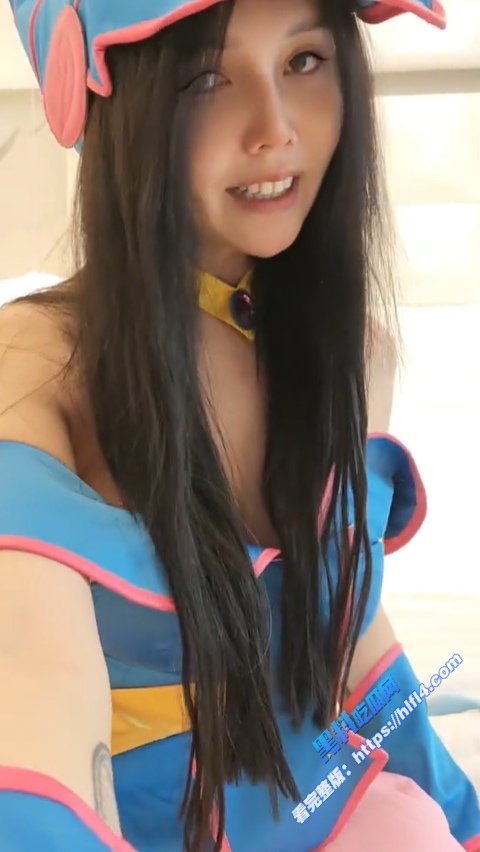 推特极品福利姬 barney_8zz  cos游戏王黑魔导女孩 舔舐口交水晶棒 疯狂勾引别人来操她！1