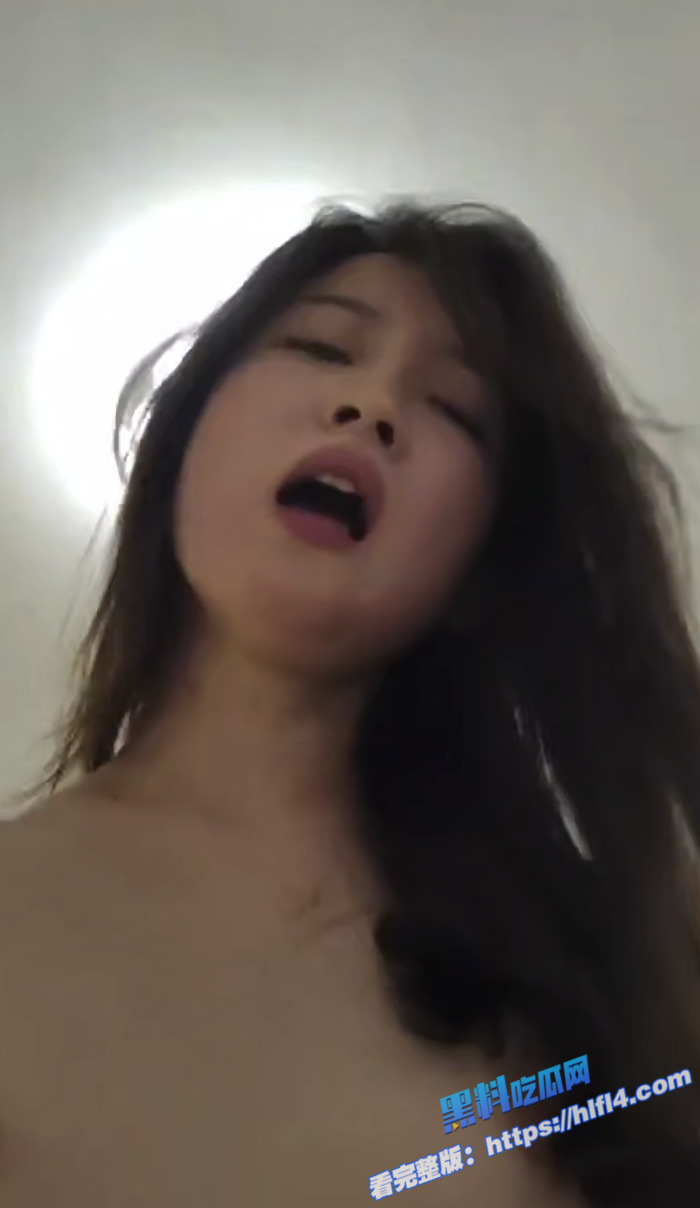 高颜值美女 与男友做爱视频曝光 有节奏的舔JB 然后深喉口交 最后后入使劲爆操！2