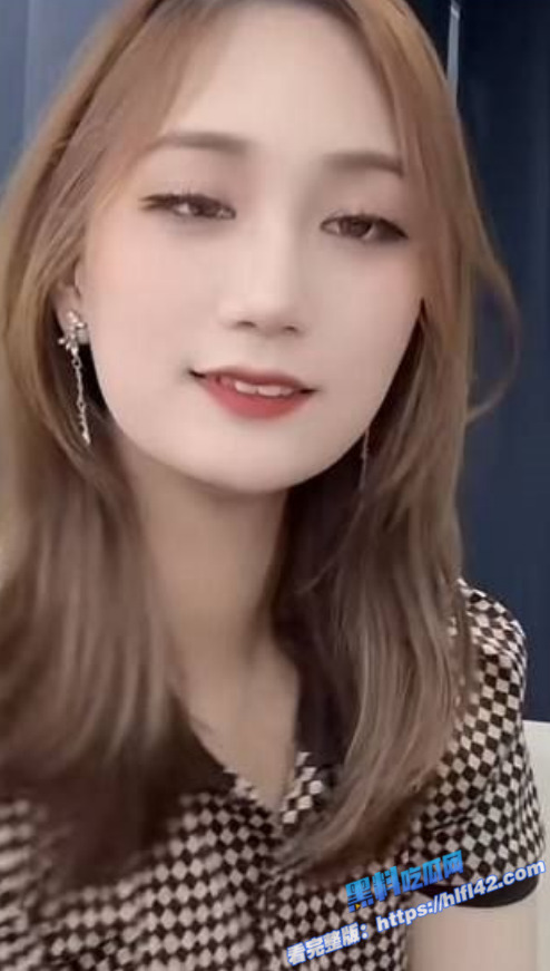 极品反差美女 给自己老公戴绿帽 被公司领导和同事3p爆操她的骚逼 宛如母狗一条4