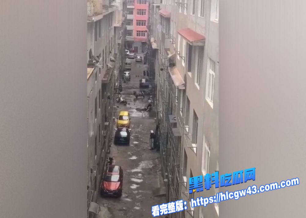 云南玉溪红塔区东风广场突发持刀砍人事件现场视频曝光胆小瓜友慎点 5