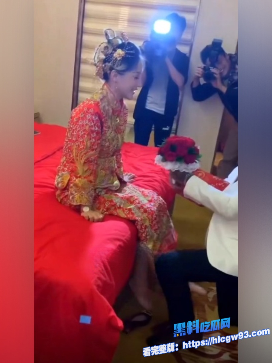 极品身材的少妇被修手机师傅曝光淫荡本性 4