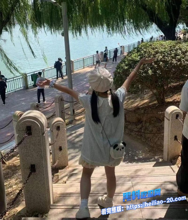 18岁高三嫩妹祁晓彤酒店被金主狂干视频曝光超级粉嫩一线天白虎逼全程录像害羞捂脸超带感 1