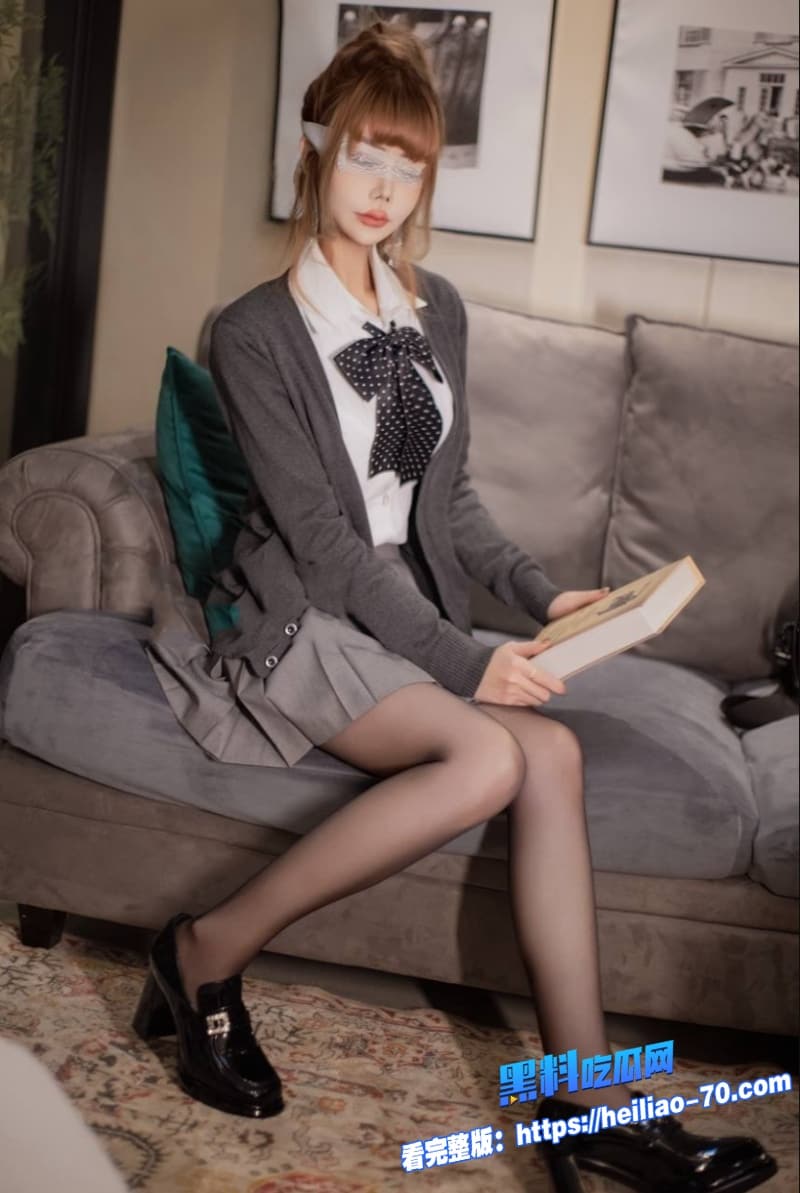 推特网红兔美酱师生偷欢身穿开档黑丝带跳蛋上私课乖乖听老师话被爆干骚穴6 推特网红兔美酱师生偷欢身穿开档黑丝带跳蛋上私课乖乖听老师话被爆干骚穴6