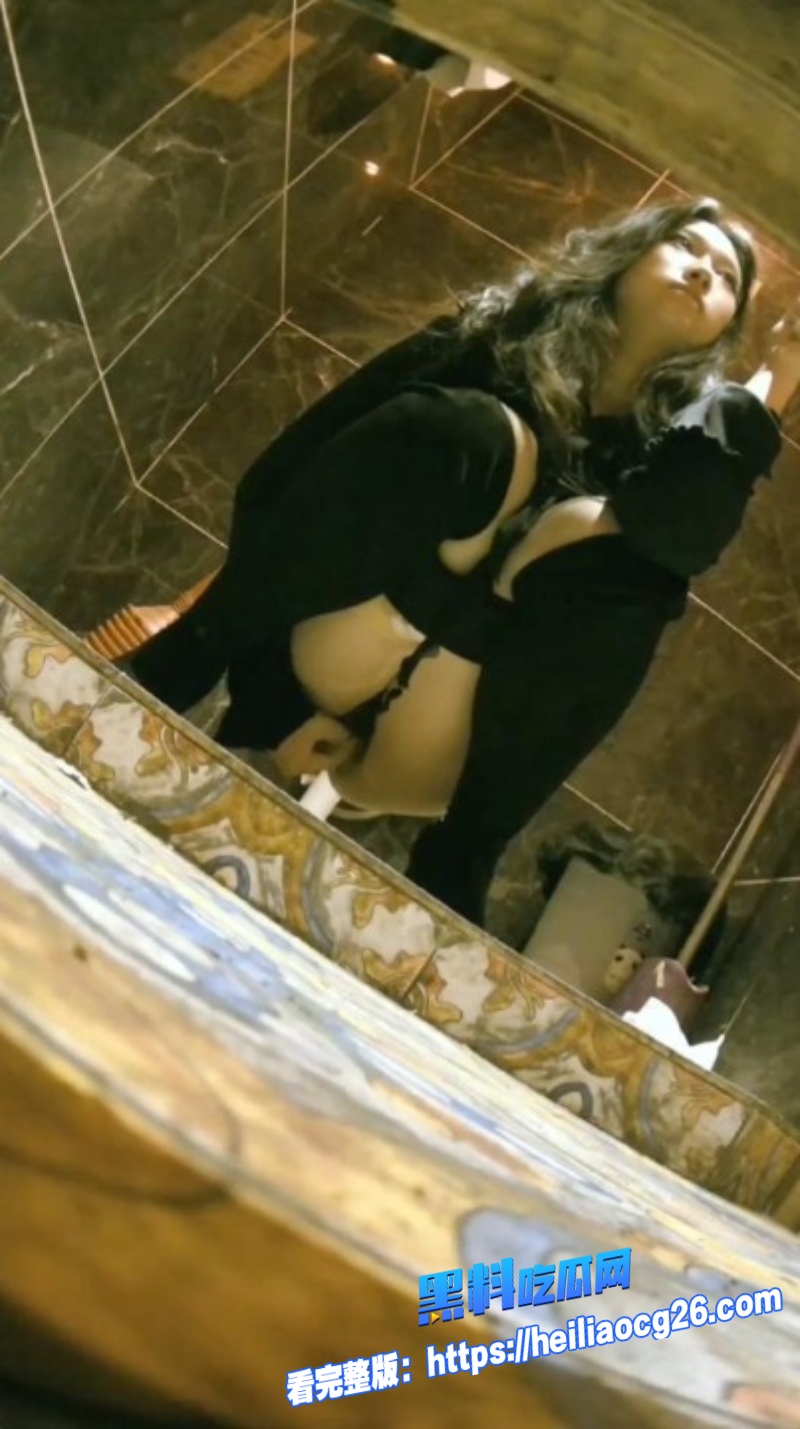 夜总会女厕偷拍8