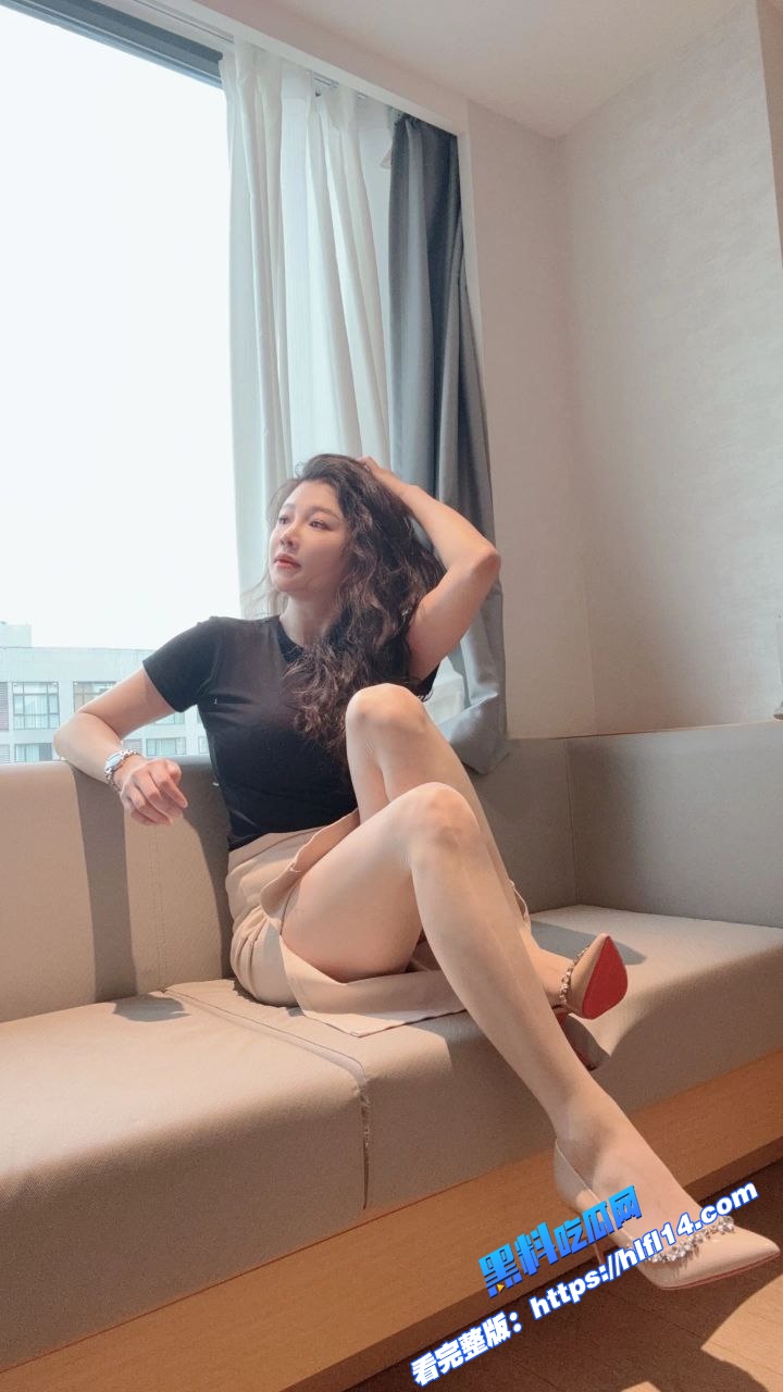 抖音人妻少妇 馨月姐姐 长腿丝袜诱惑 大尺度自慰定制福利视频流出!图1 抖音人妻少妇 馨月姐姐 长腿丝袜诱惑 大尺度自慰定制福利视频流出!图1