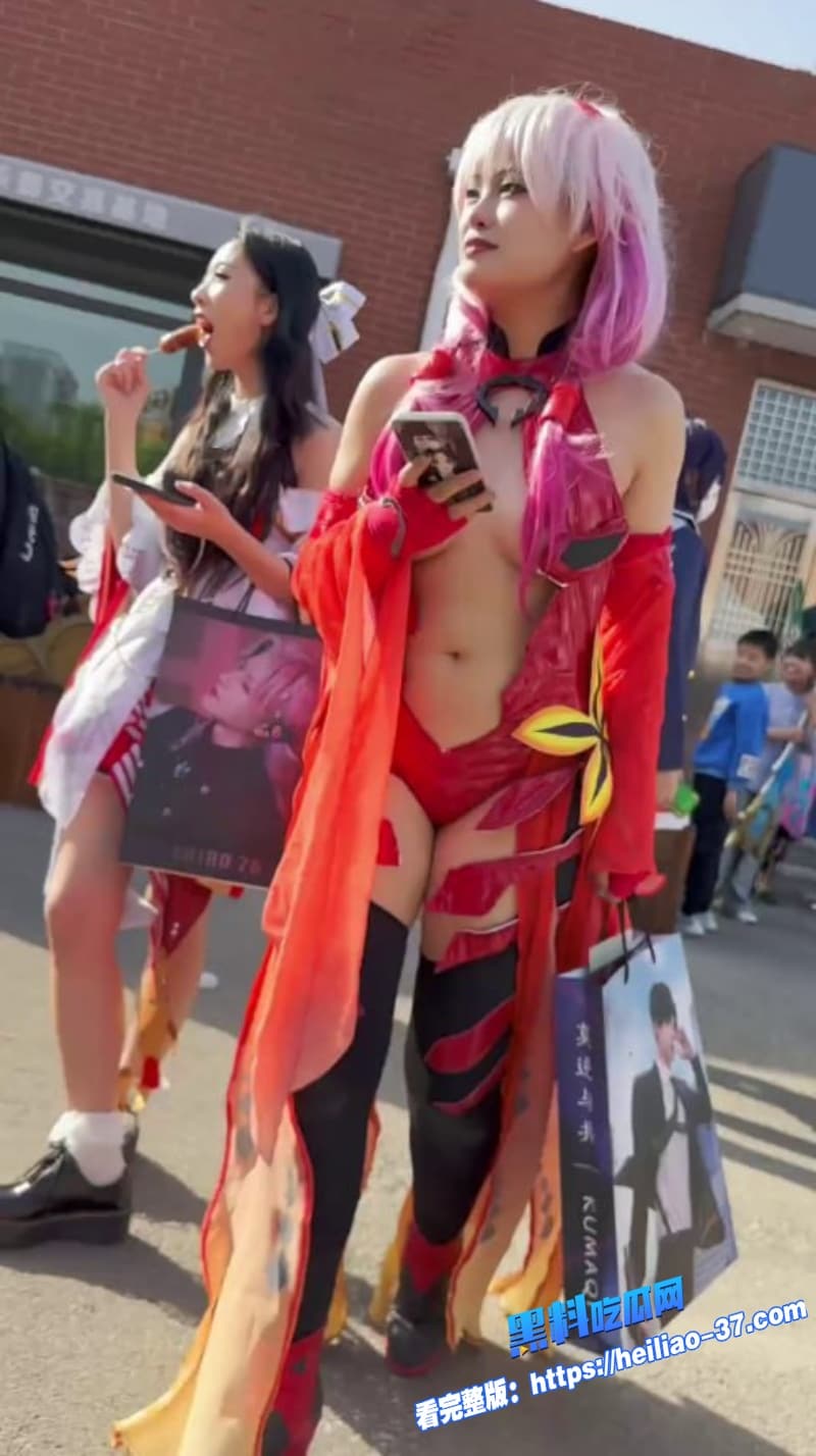 漫展抄底红色皮衣小姐姐超短三角裤下真空偷拍翘臀一线天全录下妹子太敢穿了吧1