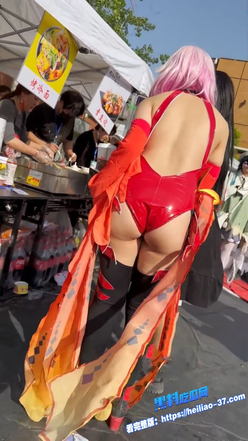 漫展抄底红色皮衣小姐姐超短三角裤下真空偷拍翘臀一线天全录下妹子太敢穿了吧2