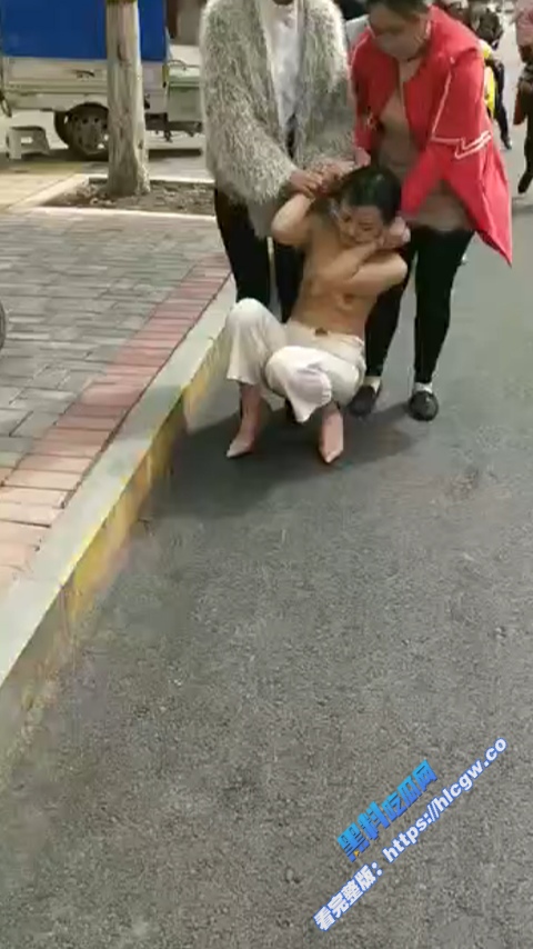 漂亮的服装店长当小三 被原配上门剪头发 众目睽睽之下被当街扒光衣服 小三看起来身材还不错呢4