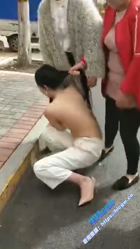 漂亮的服装店长当小三 被原配上门剪头发 众目睽睽之下被当街扒光衣服 小三看起来身材还不错呢5 漂亮的服装店长当小三 被原配上门剪头发 众目睽睽之下被当街扒光衣服 小三看起来身材还不错呢5