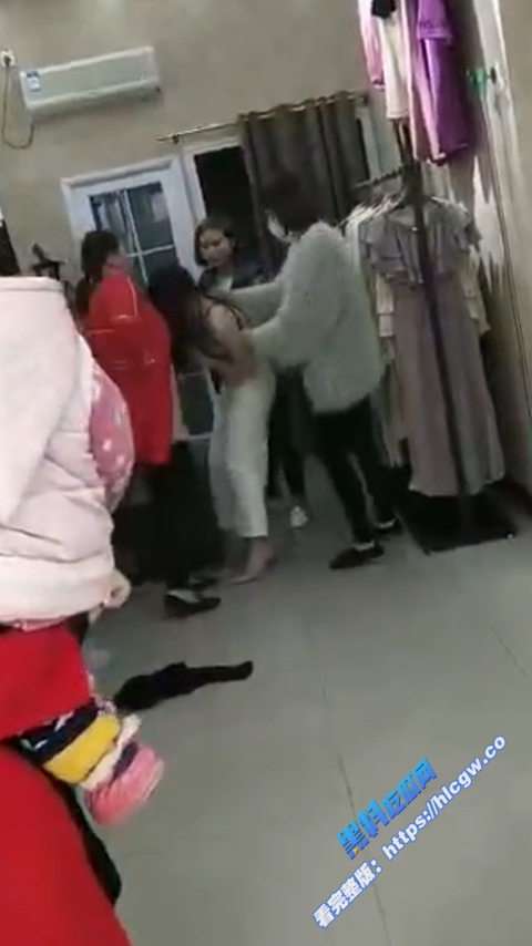 漂亮的服装店长当小三 被原配上门剪头发 众目睽睽之下被当街扒光衣服 小三看起来身材还不错呢9