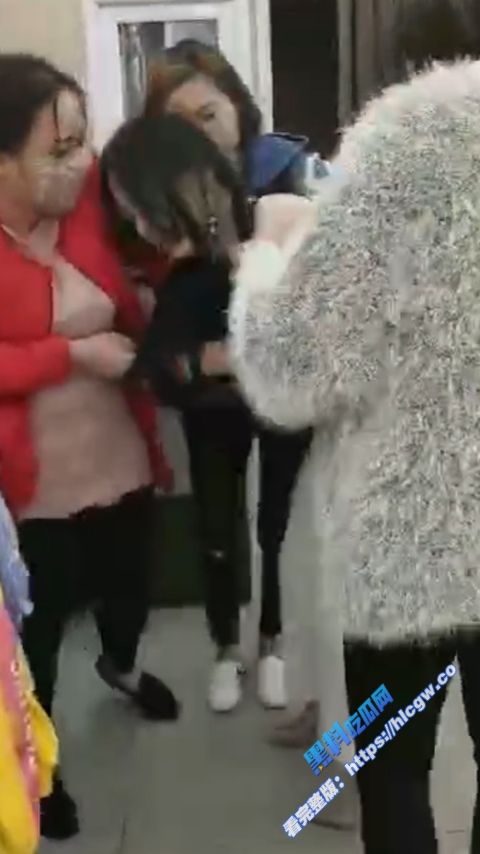 漂亮的服装店长当小三 被原配上门剪头发 众目睽睽之下被当街扒光衣服 小三看起来身材还不错呢10 漂亮的服装店长当小三 被原配上门剪头发 众目睽睽之下被当街扒光衣服 小三看起来身材还不错呢10