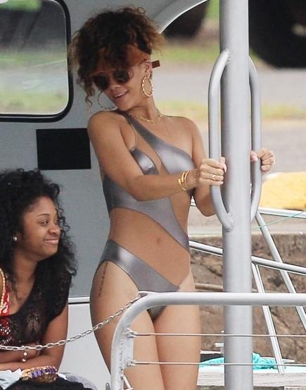 美国天后 顶级黑美人 蕾哈娜 (Rihanna) 出道至今所有裸体及做爱视频整理（合集版）蕾哈娜奶头有乳钉！图
