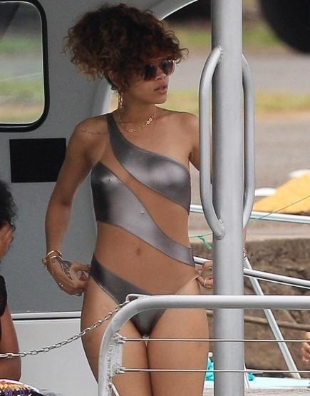 美国天后 顶级黑美人 蕾哈娜 (Rihanna) 出道至今所有裸体及做爱视频整理（合集版）蕾哈娜奶头有乳钉！图