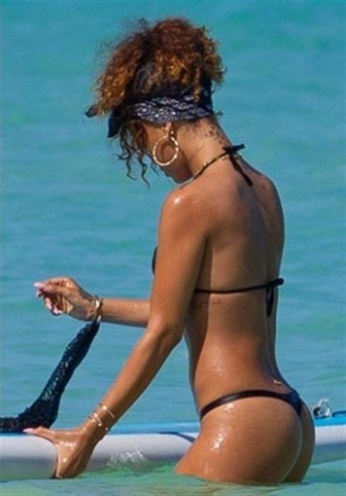 美国天后 顶级黑美人 蕾哈娜 (Rihanna) 出道至今所有裸体及做爱视频整理（合集版）蕾哈娜奶头有乳钉！图