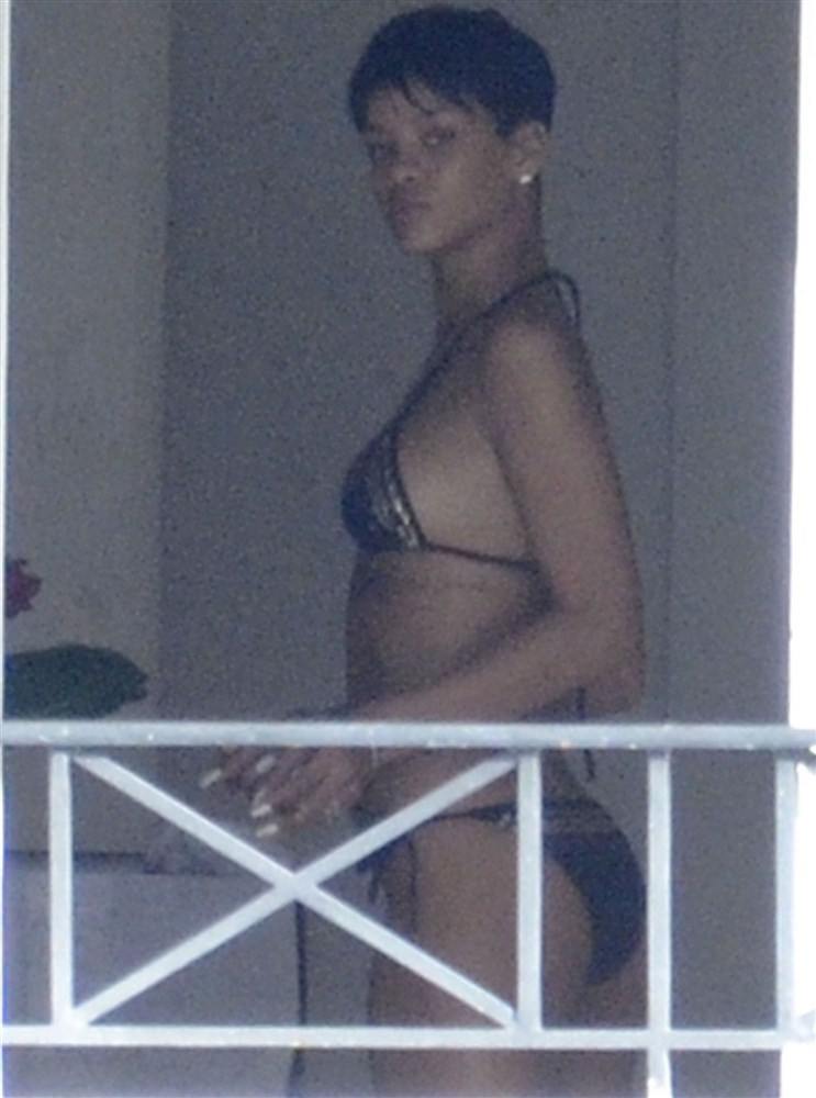 美国天后 顶级黑美人 蕾哈娜 (Rihanna) 出道至今所有裸体及做爱视频整理（合集版）蕾哈娜奶头有乳钉！图15