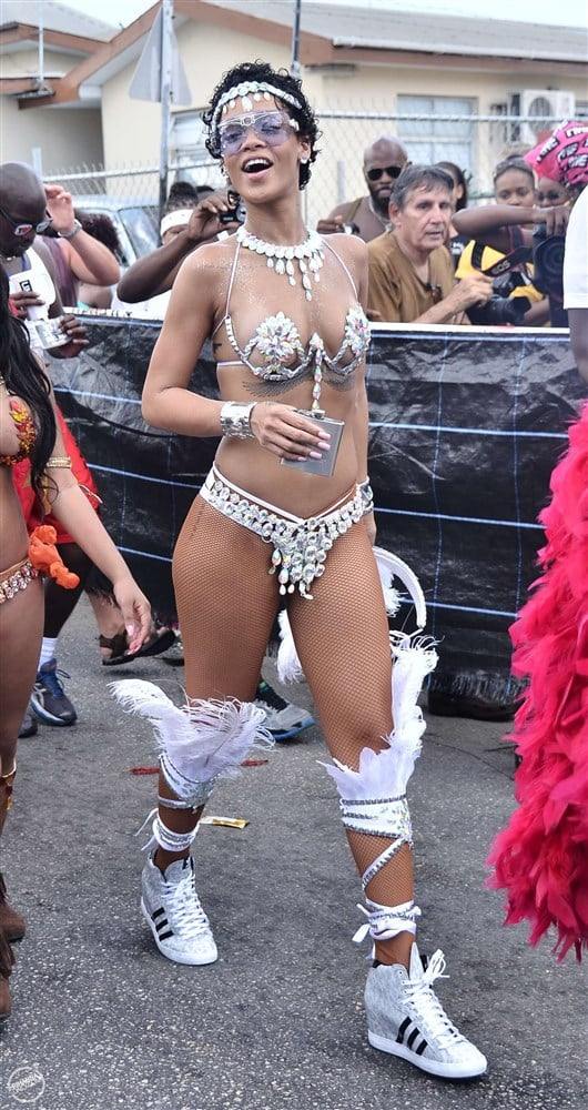 美国天后 顶级黑美人 蕾哈娜 (Rihanna) 出道至今所有裸体及做爱视频整理（合集版）蕾哈娜奶头有乳钉！图18
