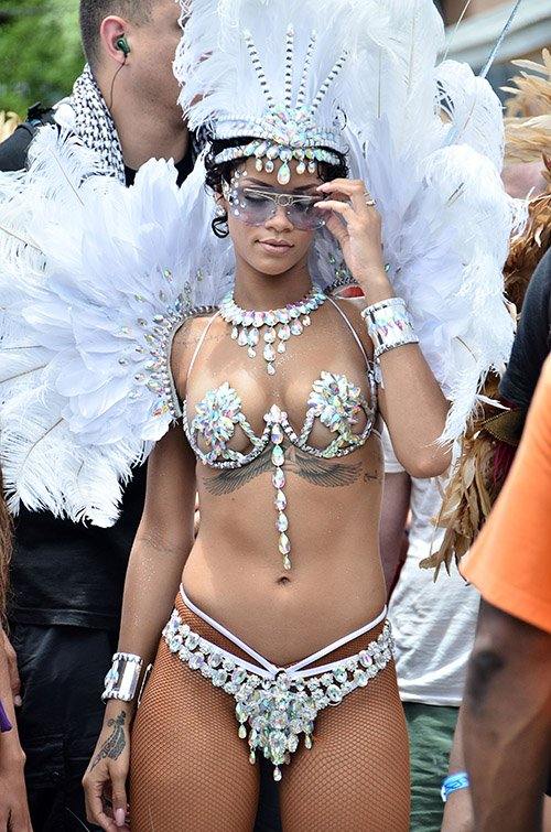 美国天后 顶级黑美人 蕾哈娜 (Rihanna) 出道至今所有裸体及做爱视频整理（合集版）蕾哈娜奶头有乳钉！图19