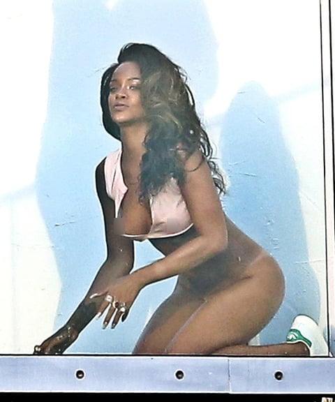 美国天后 顶级黑美人 蕾哈娜 (Rihanna) 出道至今所有裸体及做爱视频整理（合集版）蕾哈娜奶头有乳钉！图28
