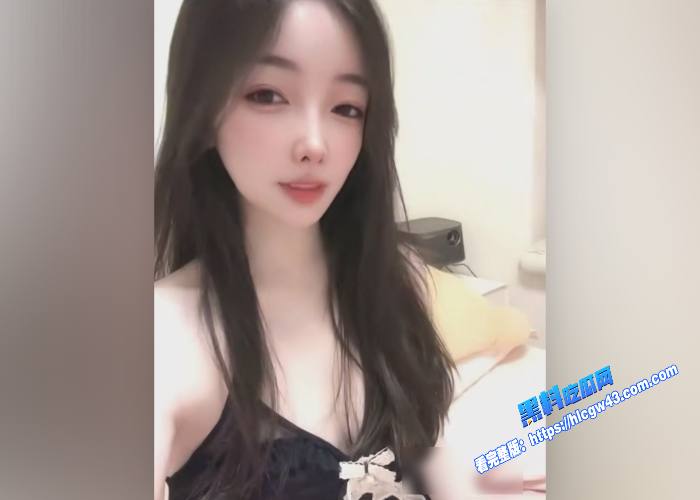 北京女子深夜狂欢男友在旁熟睡其大胆风骚自拍热舞自慰双重高潮太会玩了 图3WH700x500px