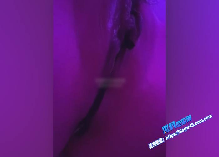 北京女子深夜狂欢男友在旁熟睡其大胆风骚自拍热舞自慰双重高潮太会玩了 图10WH700x500px