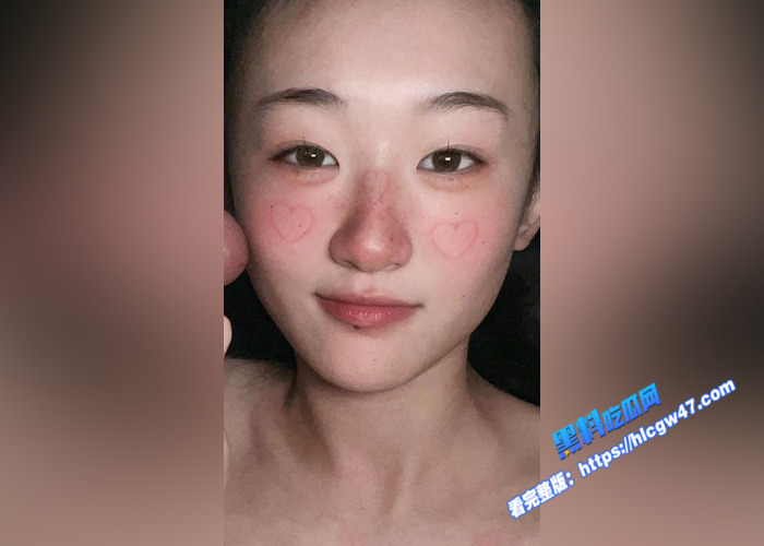 云盘泄密！河北女大学生 与男友自拍性爱视频被泄密 口嗦鸡儿表情淫荡 张开小嘴等着颜射1
