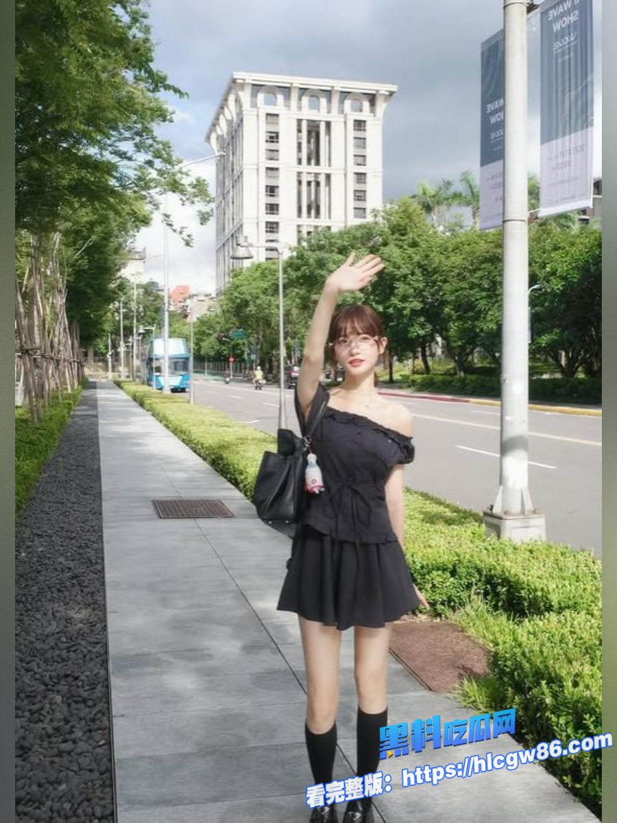倪娜NINA和巨乳闺蜜的诱惑 4 倪娜NINA和巨乳闺蜜的诱惑 4