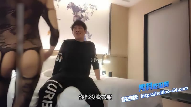 鸭哥探花酒店猛干高颜值苗条黑丝妹身穿性感情趣内衣被操的母狗属性直接拉满1 鸭哥探花酒店猛干高颜值苗条黑丝妹身穿性感情趣内衣被操的母狗属性直接拉满1
