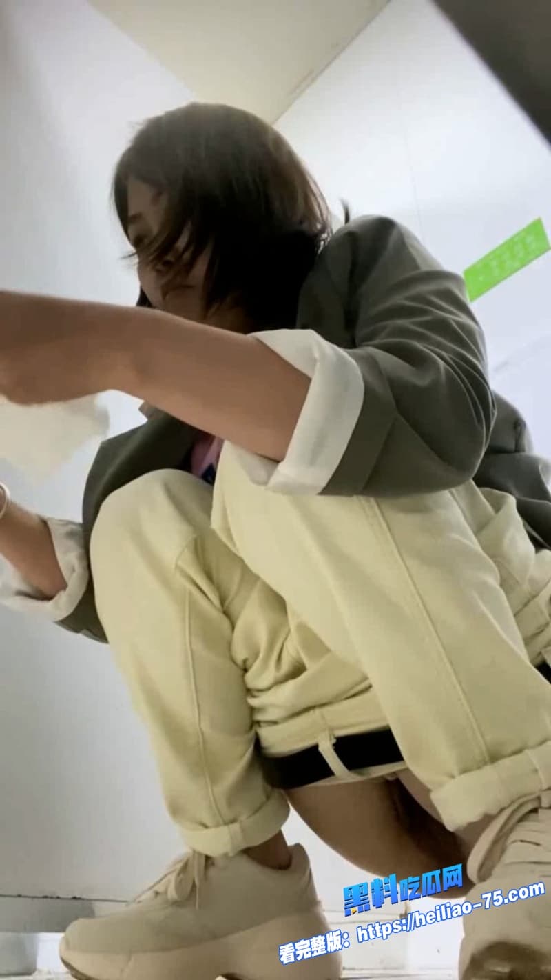 厕所偷拍系列美少女宿舍厕所被偷拍高清镜头拍下脱裤露穴尿尿全过程3
