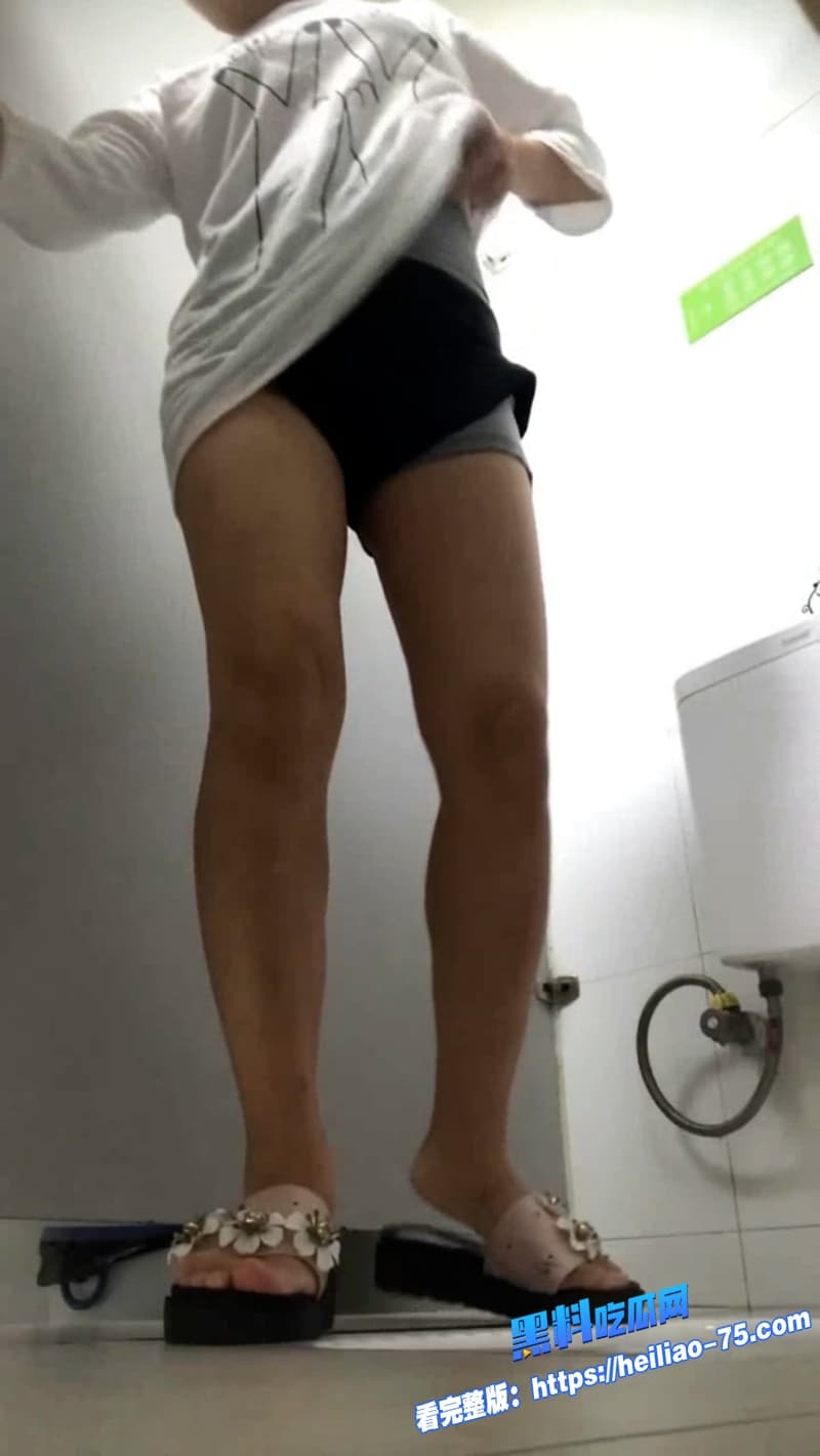 厕所偷拍系列美少女宿舍厕所被偷拍高清镜头拍下脱裤露穴尿尿全过程4