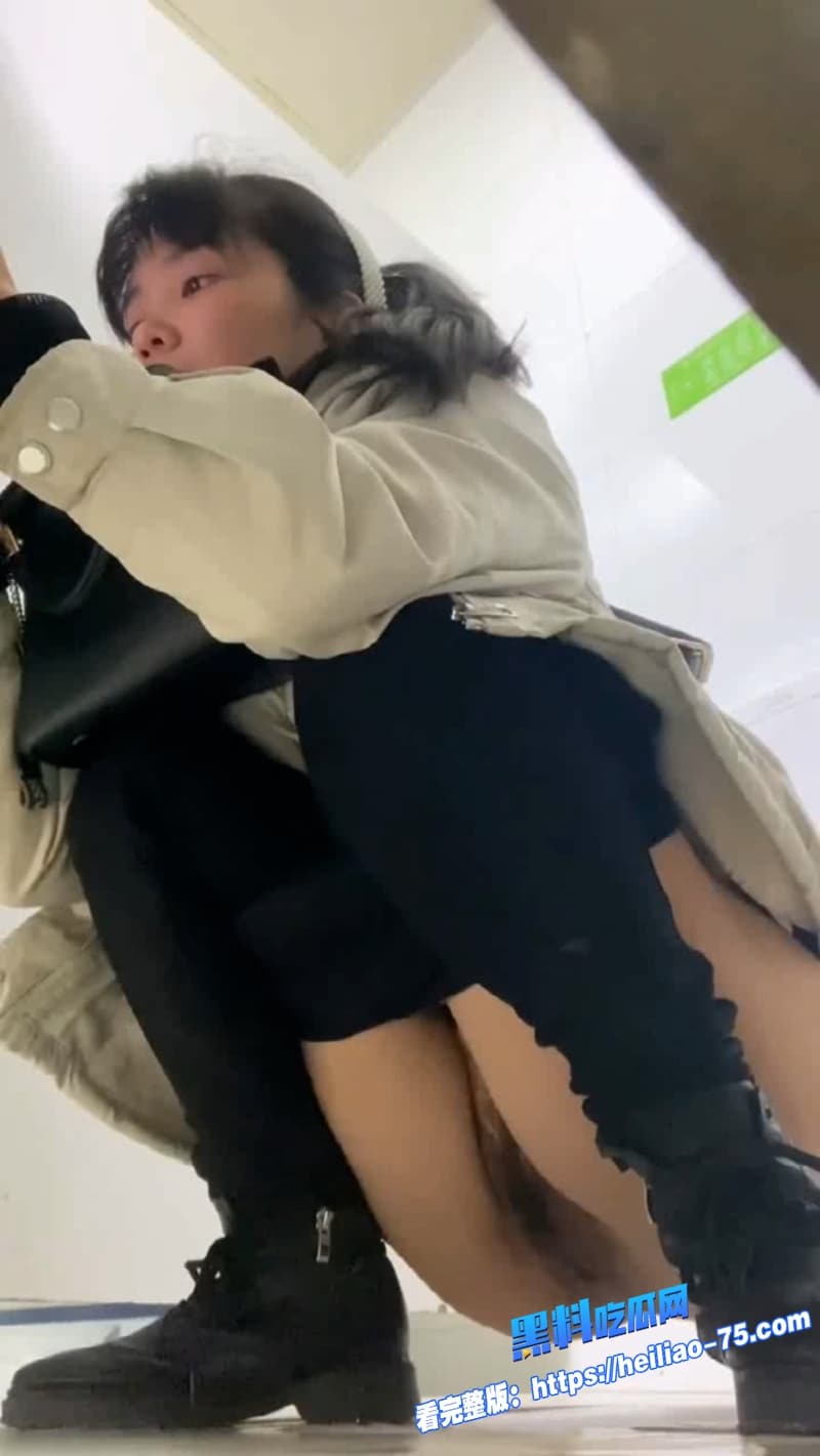 厕所偷拍系列美少女宿舍厕所被偷拍高清镜头拍下脱裤露穴尿尿全过程8