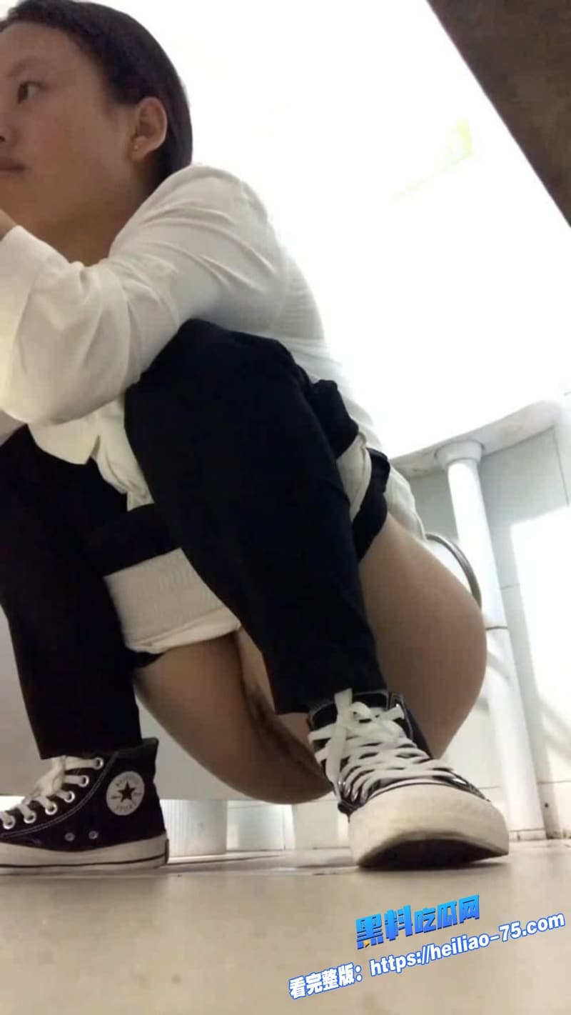 厕所偷拍系列美少女宿舍厕所被偷拍高清镜头拍下脱裤露穴尿尿全过程12
