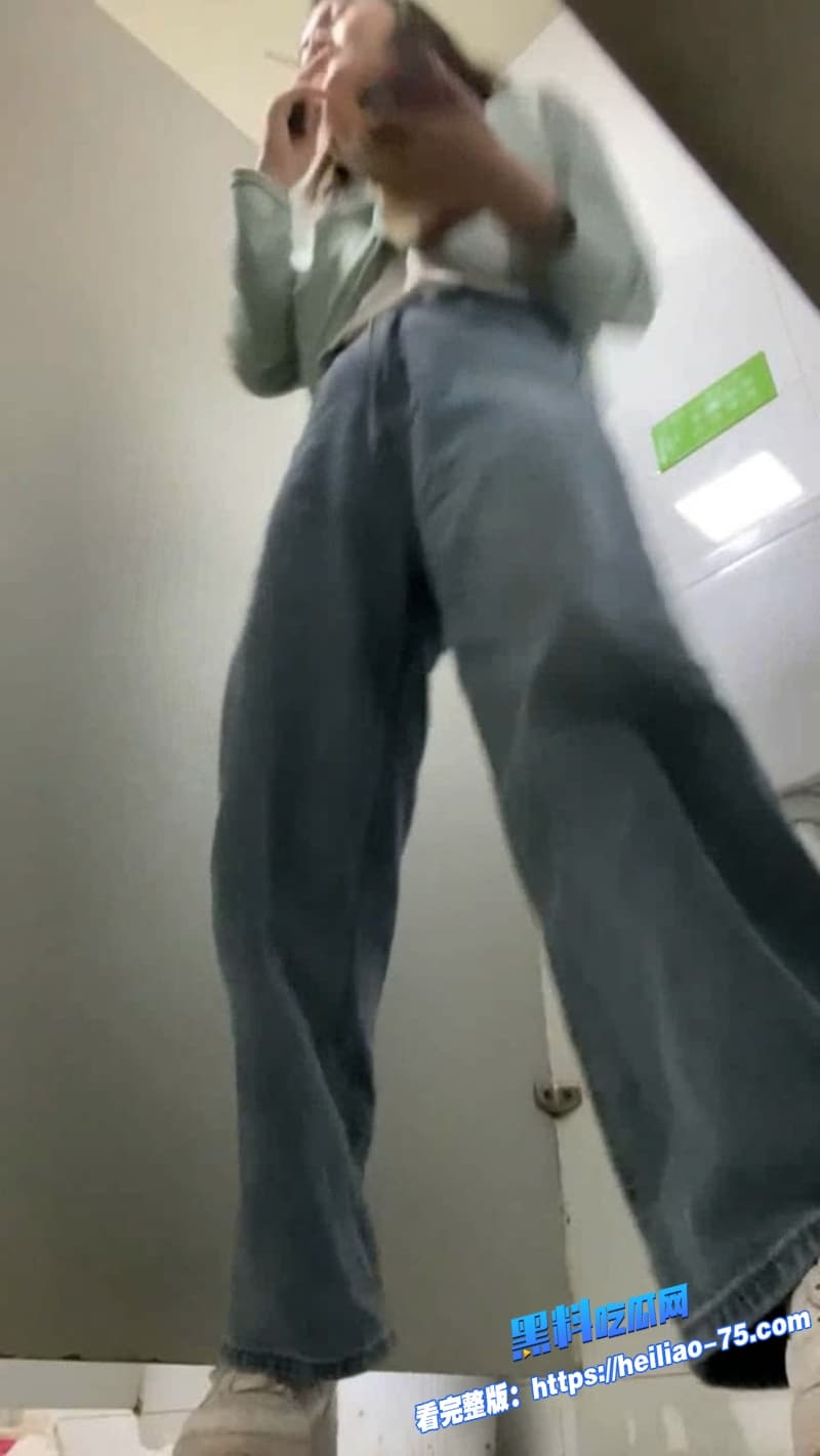 厕所偷拍系列美少女宿舍厕所被偷拍高清镜头拍下脱裤露穴尿尿全过程14