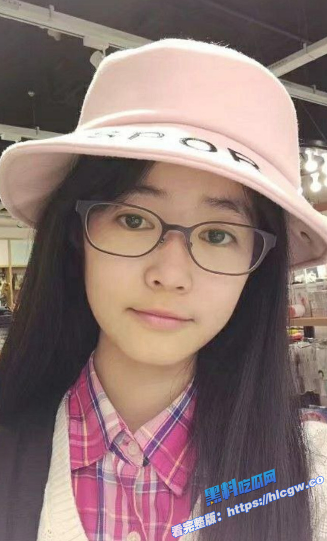 天上飞机最快 地下眼镜最骚 一眼乖巧的眼镜妹子 连私下吃鸡巴的样子也是那么的羞涩1