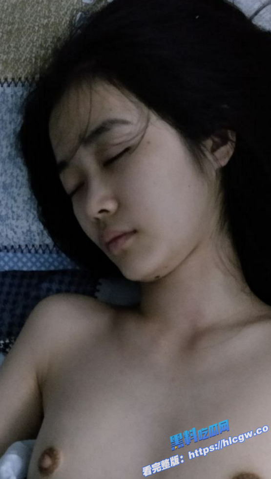 天上飞机最快 地下眼镜最骚 一眼乖巧的眼镜妹子 连私下吃鸡巴的样子也是那么的羞涩2