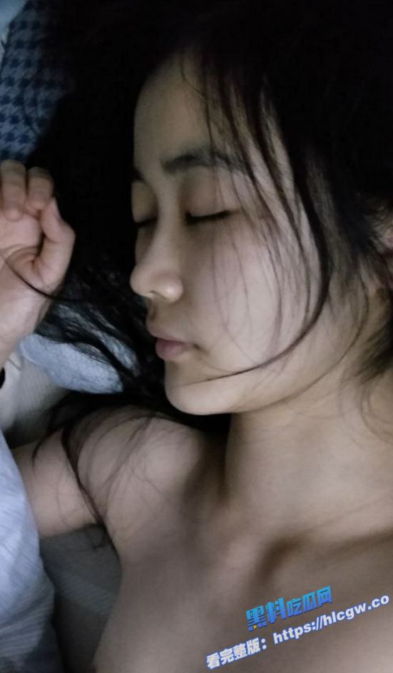 天上飞机最快 地下眼镜最骚 一眼乖巧的眼镜妹子 连私下吃鸡巴的样子也是那么的羞涩3
