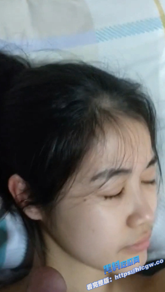 天上飞机最快 地下眼镜最骚 一眼乖巧的眼镜妹子 连私下吃鸡巴的样子也是那么的羞涩4
