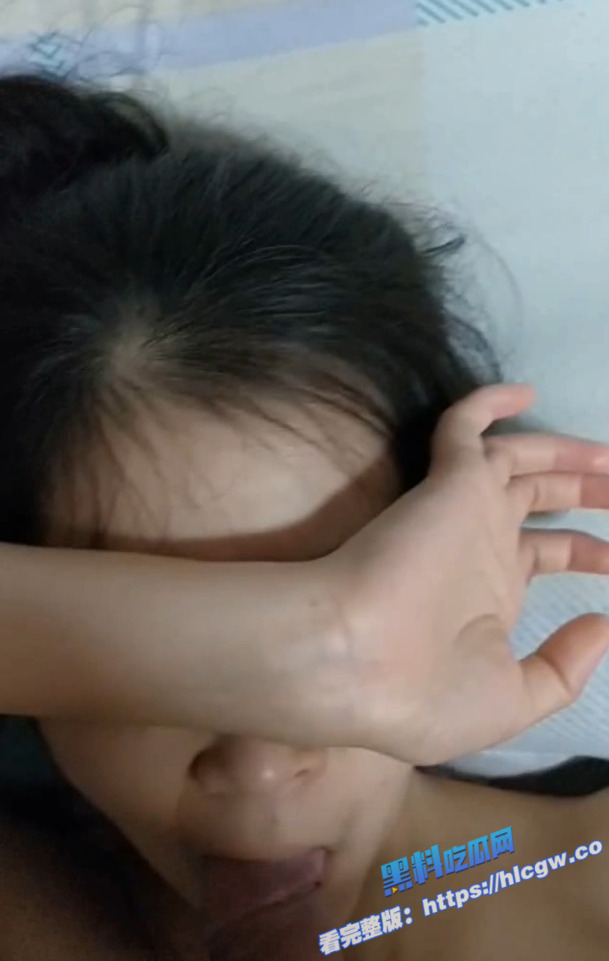 天上飞机最快 地下眼镜最骚 一眼乖巧的眼镜妹子 连私下吃鸡巴的样子也是那么的羞涩6