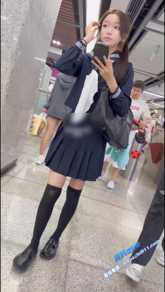街头抄底偷拍！偷拍大神商场抄底JK萝莉小甜妹 可爱内内被臀部紧紧包裹住！1