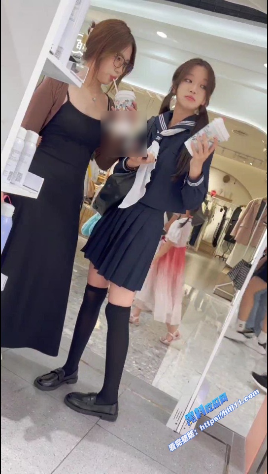 街头抄底偷拍！偷拍大神商场抄底JK萝莉小甜妹 可爱内内被臀部紧紧包裹住！2