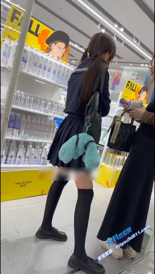 街头抄底偷拍！偷拍大神商场抄底JK萝莉小甜妹 可爱内内被臀部紧紧包裹住！3